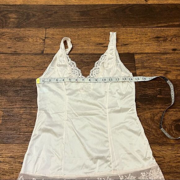 Vassarette lingerie top  - Picture 3 of 9